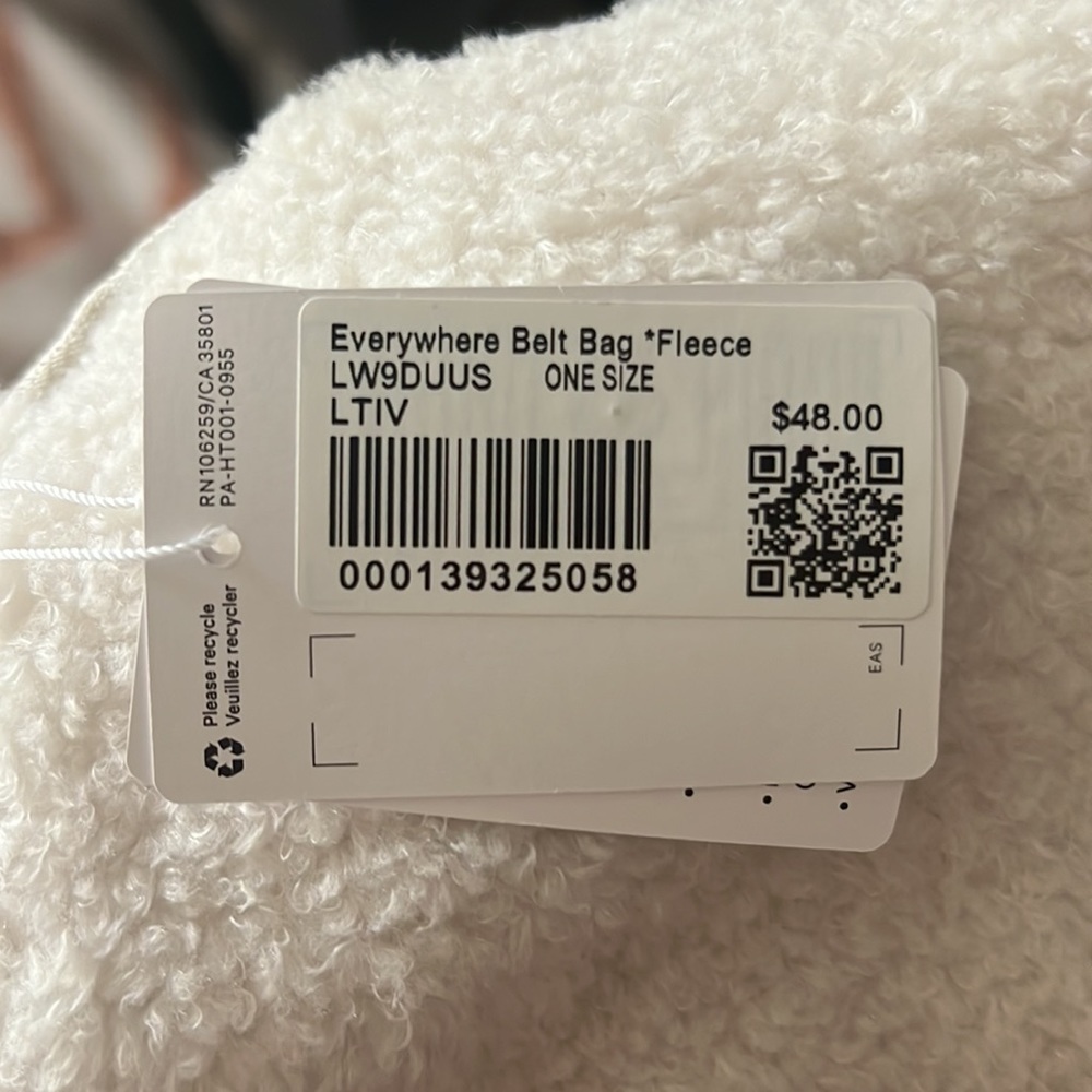 Lululemon Everywhere Fleece Belt Bag
Light Ivory. Release Date: 11/2021 - Picture 4 of 4
